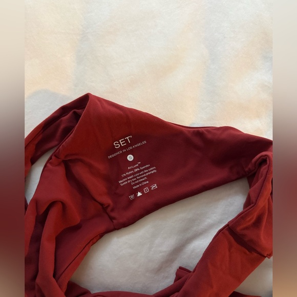 Set Active Airluxe Breathe Contrast Wrap Bra and High-Rise Leggings | Snapper - Picture 6 of 6